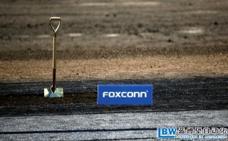 美國富士康生產Apple遭遇用人荒，用自動化機器人取代更多人工崗位。